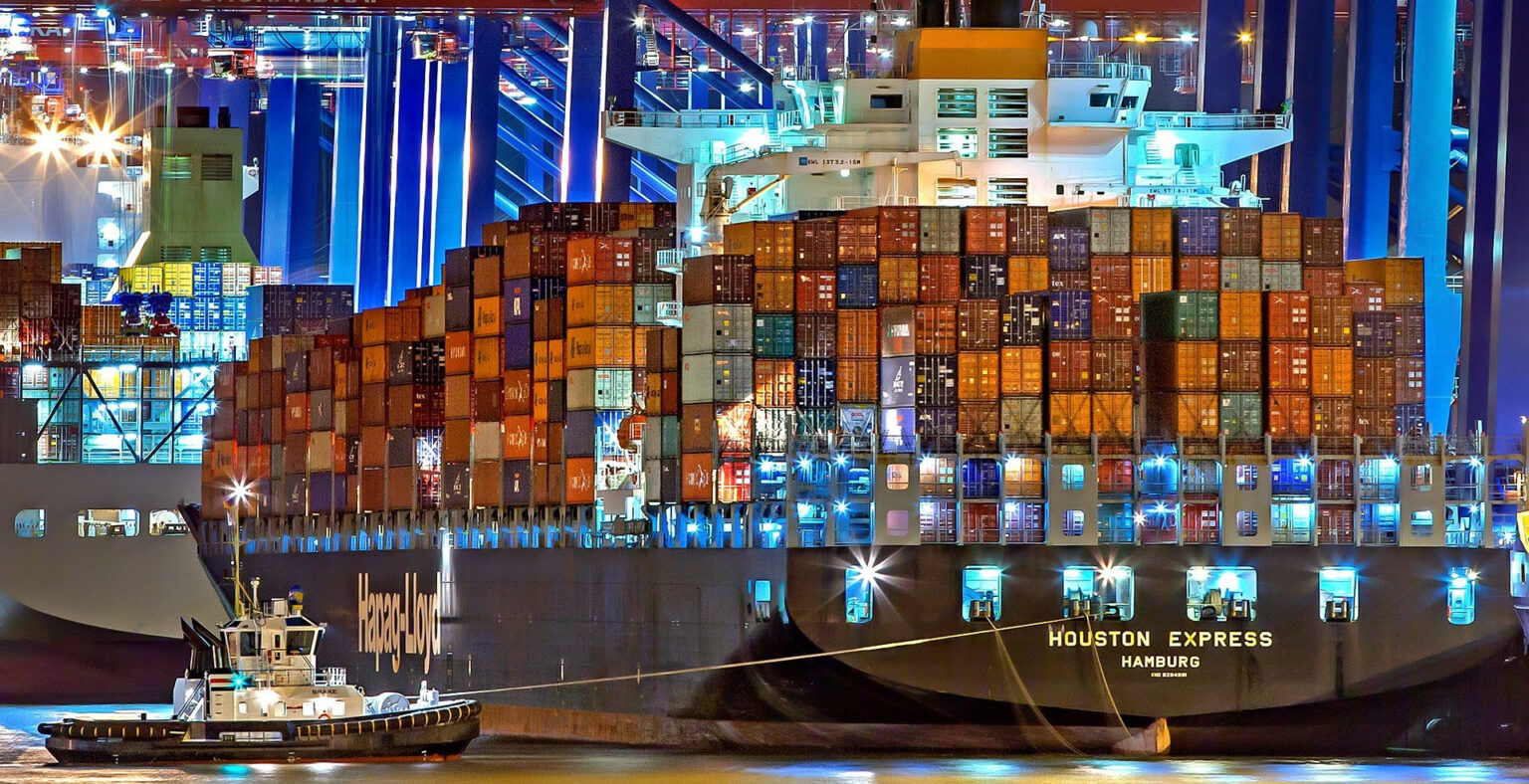 Container shipping op på stigende fragtrater