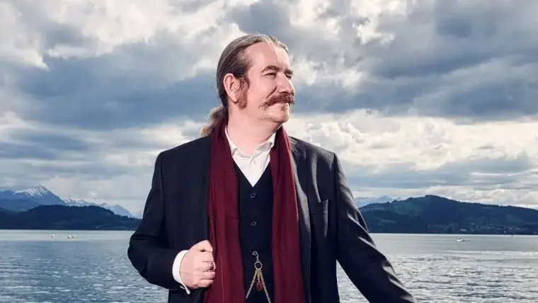 Niklas Nikolajsen viser gerne sin store sølvmøntsamling frem. Foto: Paolo Dutto / PR