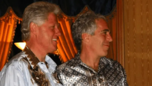En yngre Bill Clinton ses her sammen med Epstein på et af de frigivne billeder fra Epstein-filerne. Foto: U.S. Justice Department
