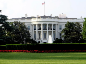 Kilde: Pixabay - gunthersimmermacher (https://pixabay.com/da/photos/hvide-hus-washington-formand-potus-1953465/)