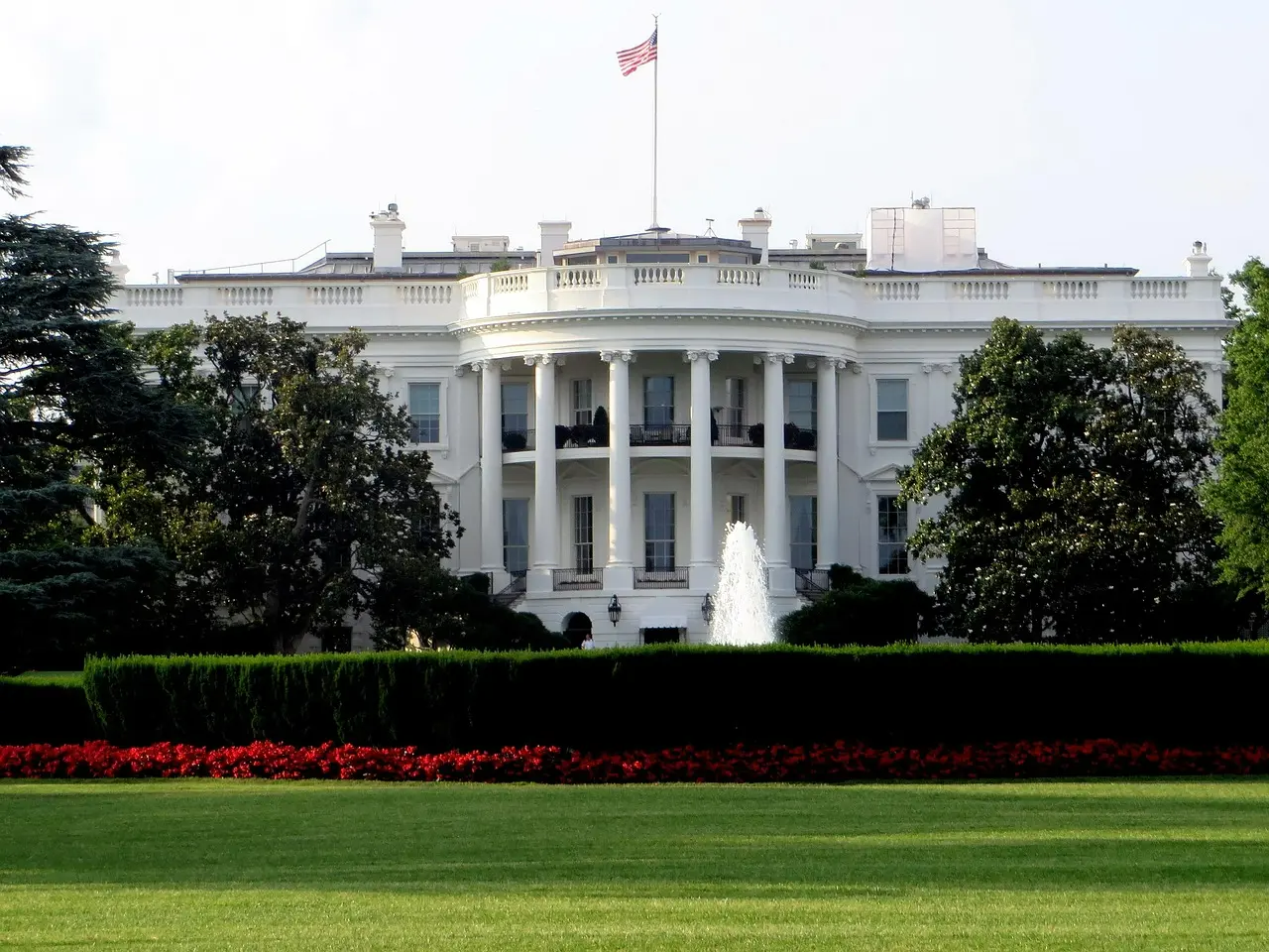 Kilde: Pixabay - gunthersimmermacher (https://pixabay.com/da/photos/hvide-hus-washington-formand-potus-1953465/)