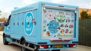 Den velkendte blå Hjem-Is bil har været en del af gadebilledet siden 1976. Foto: Hjem-Is/PR