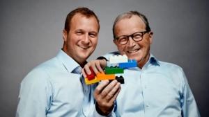 Kjeld Kirk Kristiansen og hans søn, Thomas Kirk Kristiansen, er blandt dem, der vil blive hårdest ramt af formueskatten. Foto: Kirkbi/ PR