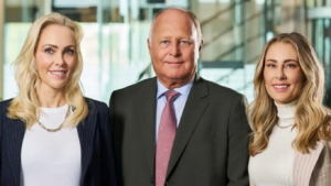 Torben Østergaard med sine to døtre. Foto. Selvinvest/PR