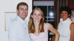 Det berømte billede af den tidligere prins Andrew med det nu tidligere påståede offer, Virginia Geoffrey, som døde i 2025. Foto: USA's justitsmenisterium.