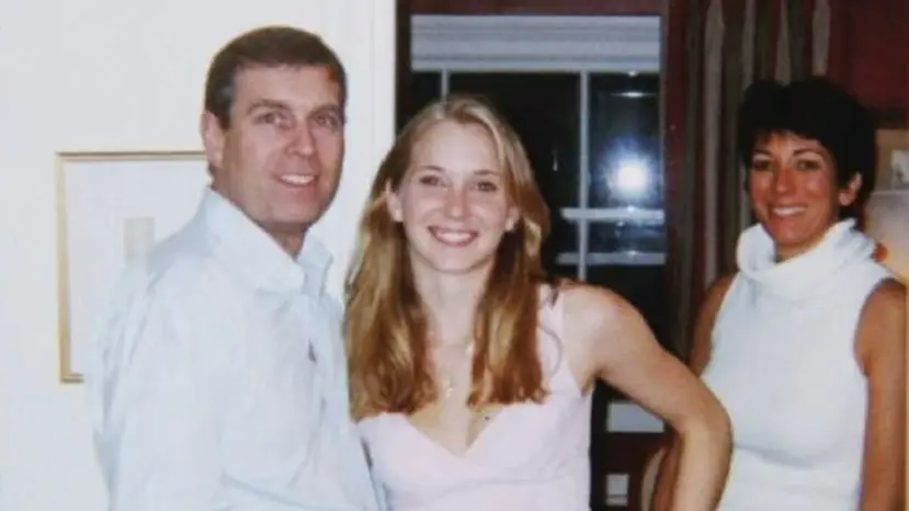 Det berømte billede af den tidligere prins Andrew med det nu tidligere påståede offer, Virginia Geoffrey, som døde i 2025. Foto: USA's justitsmenisterium.