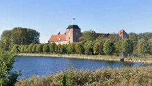 Stig Husted-Andersen ejede blandt andet Aalholm Slot, som hans tre døtre dog siden har solgt. Foto: Google Streetview