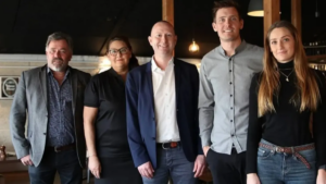 Familien Rosenfeldt Sunddal, som ejer Flammen, sammen med direktør, Piet Klein. Foto: Flammen/PR