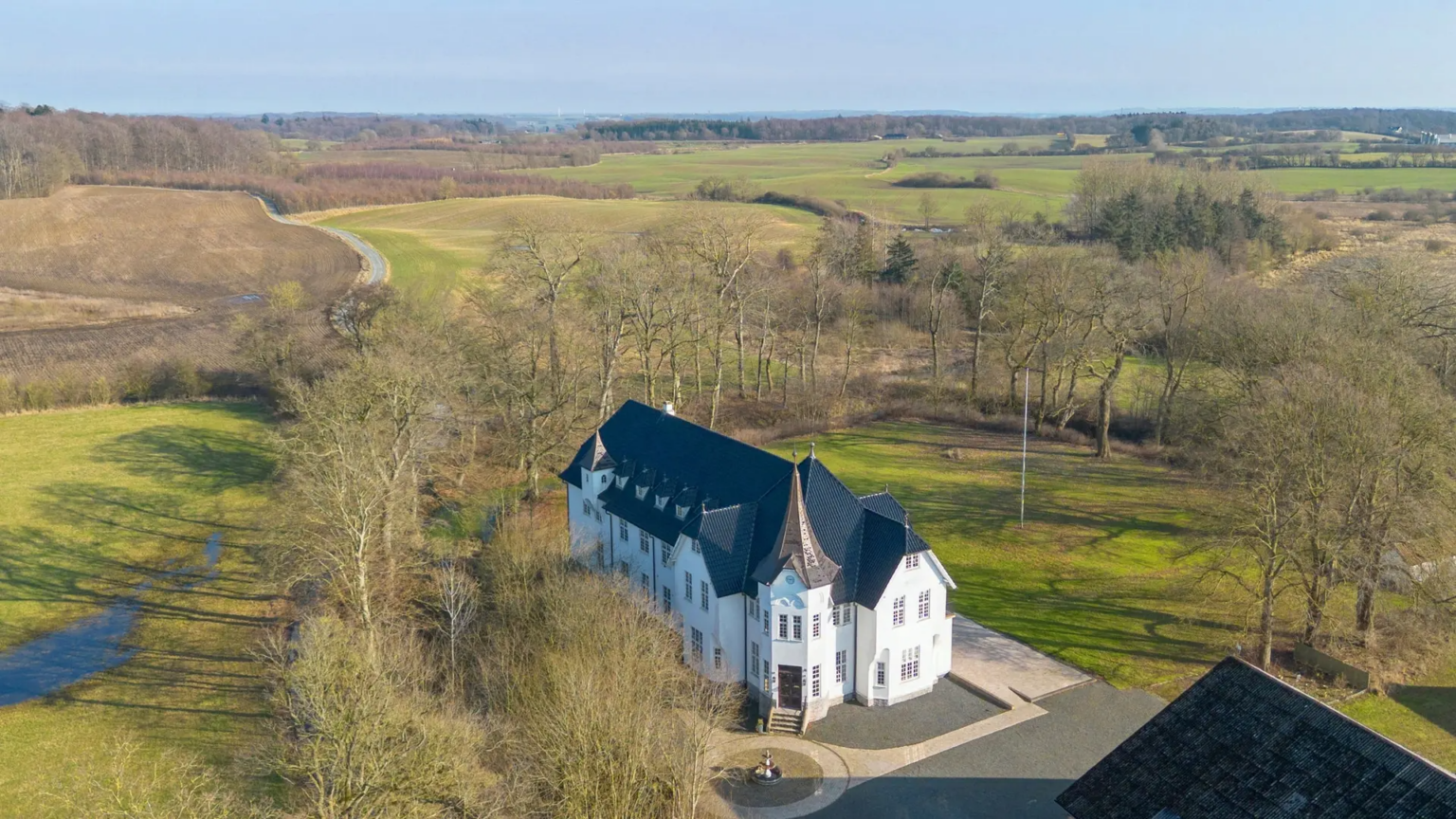 Grøngrøft Slot ligger smukt mellem Sønderborg og Aabenraa. Foto: Nybolig