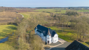 Grøngrøft Slot ligger smukt mellem Sønderborg og Aabenraa. Foto: Nybolig