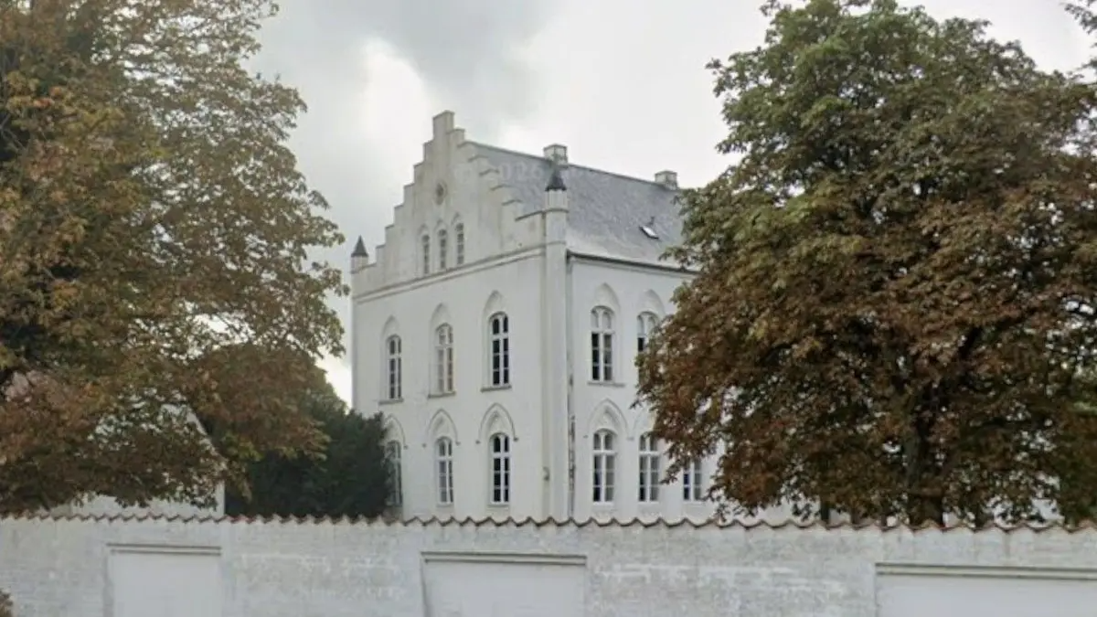 Greven fortsætter ind til videre selv med at eje selve Halsted Kloster. Foto: Google Streetview