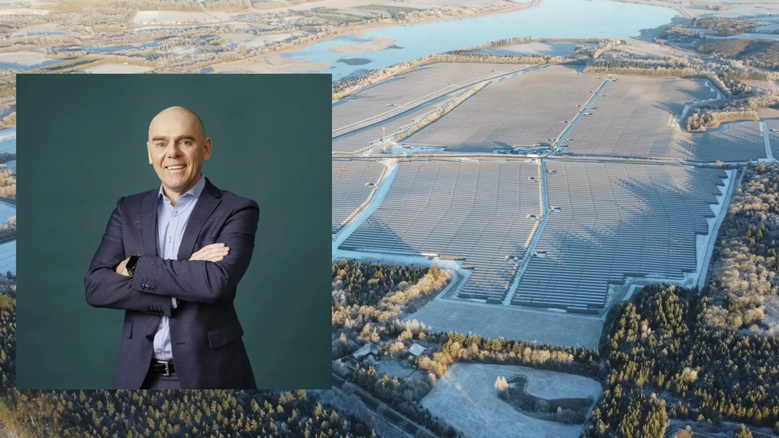 Knud Erik Andersen ses her. I baggrunden ses European Energys solcellepark i Kvosted. Foto: European Energy/ PR