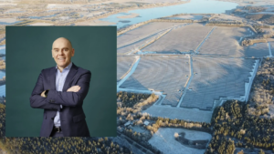 Knud Erik Andersen ses her. I baggrunden ses European Energys solcellepark i Kvosted. Foto: European Energy/ PR