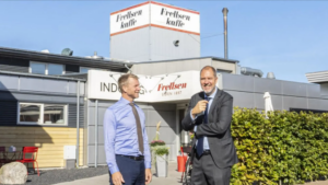 Peter Frellsen ses her foran Frellsens fabrik. Foto: Frellsen/ PR