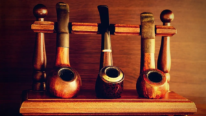 Kilde: 947051 (https://pixabay.com/da/photos/r%C3%B8r-tobak-gammel-r%C3%B8g-rygning-tr%C3%A6-1008898/)