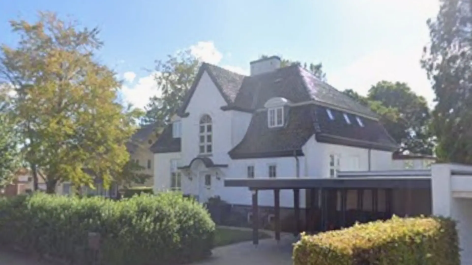 Villaen i Maribo har 11 værelser og en smuk udsigt over Søndersø ved Maribo. Foto: Google Streetview