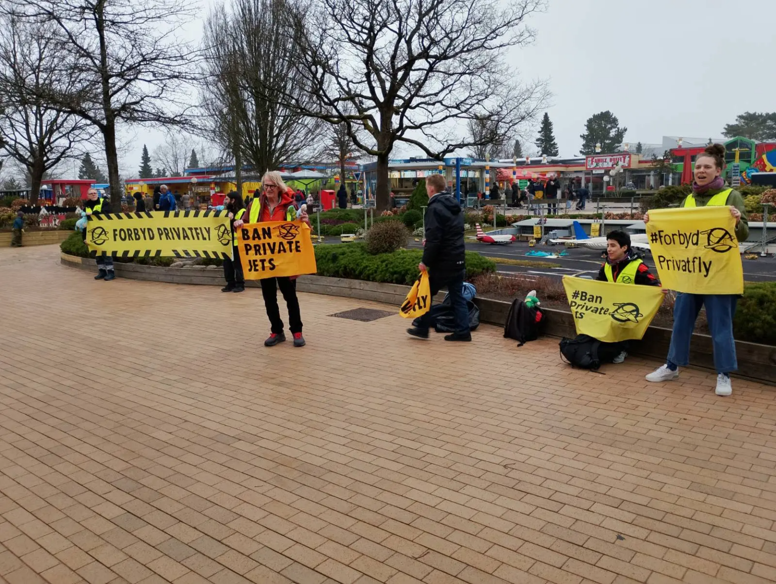Klimaaktivister fra Scientist Rebellion og Extinction Rebellion gennemførte en blokade med legetøjsfigurer og bannere i minilufthavnen i LEGOLAND i Billund mod Kirk Kristiansen-familiens privatfly.