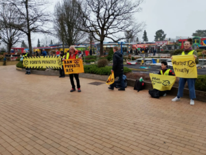Klimaaktivister fra Scientist Rebellion og Extinction Rebellion gennemførte en blokade med legetøjsfigurer og bannere i minilufthavnen i LEGOLAND i Billund mod Kirk Kristiansen-familiens privatfly.